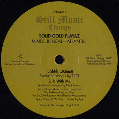 Portada delantera del vinilo Solid Gold Playaz – Minds Beneath Atlantis publicado por Still Music. Texto impreso: lado A con dos temas, créditos de producción y vocales de DOT.