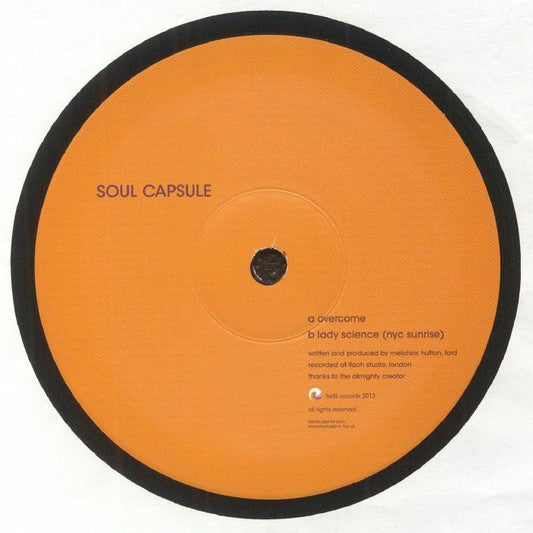 Portada delantera del vinilo "Soul Capsule - Overcome", lanzado bajo el sello Trelik. El vinilo es un 12" que presenta las canciones "A Overcome" y "B Lady Science (NYC Sunrise)".