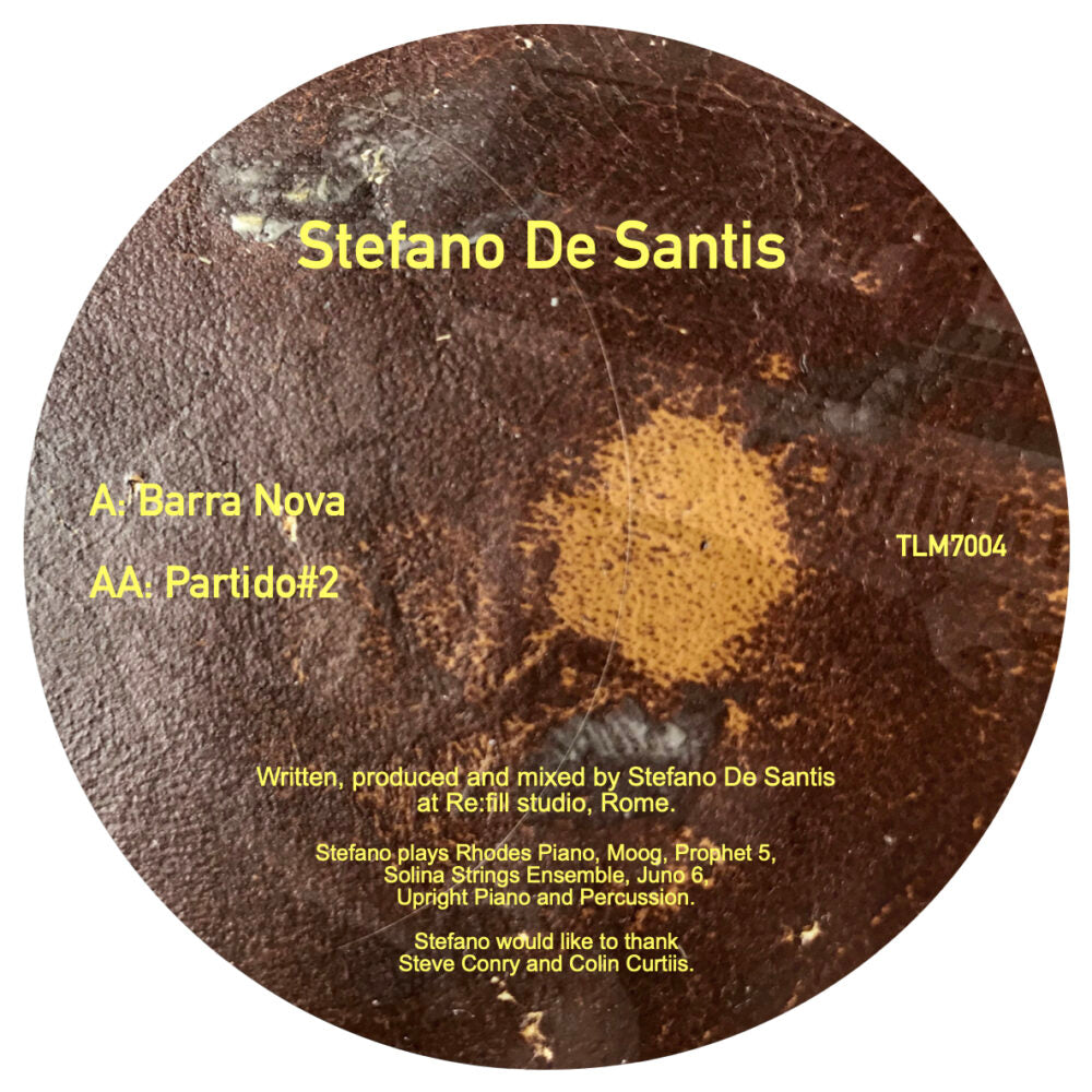 Etiqueta central del lado A del vinilo Stefano De Santis – Barra Nova (7", 45 RPM) editado por Ten Lovers Music, con créditos de producción, lista de instrumentos y número de catálogo TLM7004 sobre fondo marrón texturizado.