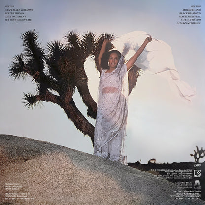Contraportada del vinilo Sylvia St. James – Magic, con Sylvia junto a un árbol, tracklist, créditos y numeración /500.