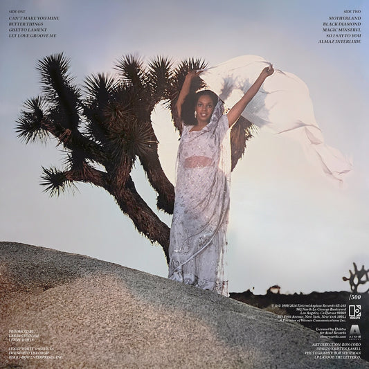 Contraportada del vinilo Sylvia St. James – Magic, con Sylvia junto a un árbol, tracklist, créditos y numeración /500.