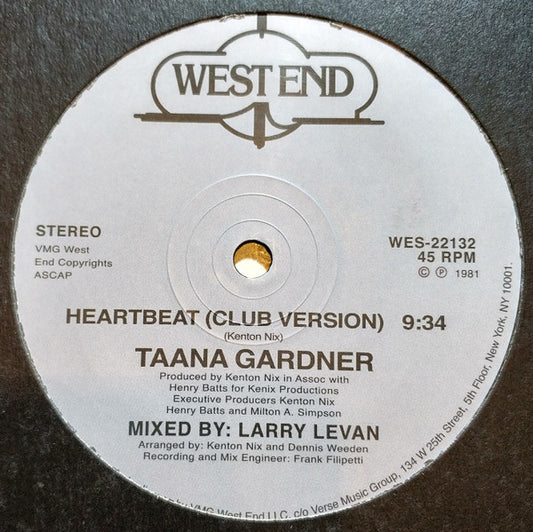 Etiqueta del lado B del vinilo con la versión club de “Heartbeat” de Taana Gardner. Texto impreso: duración 9:34 min, producido por Kenton Nix.