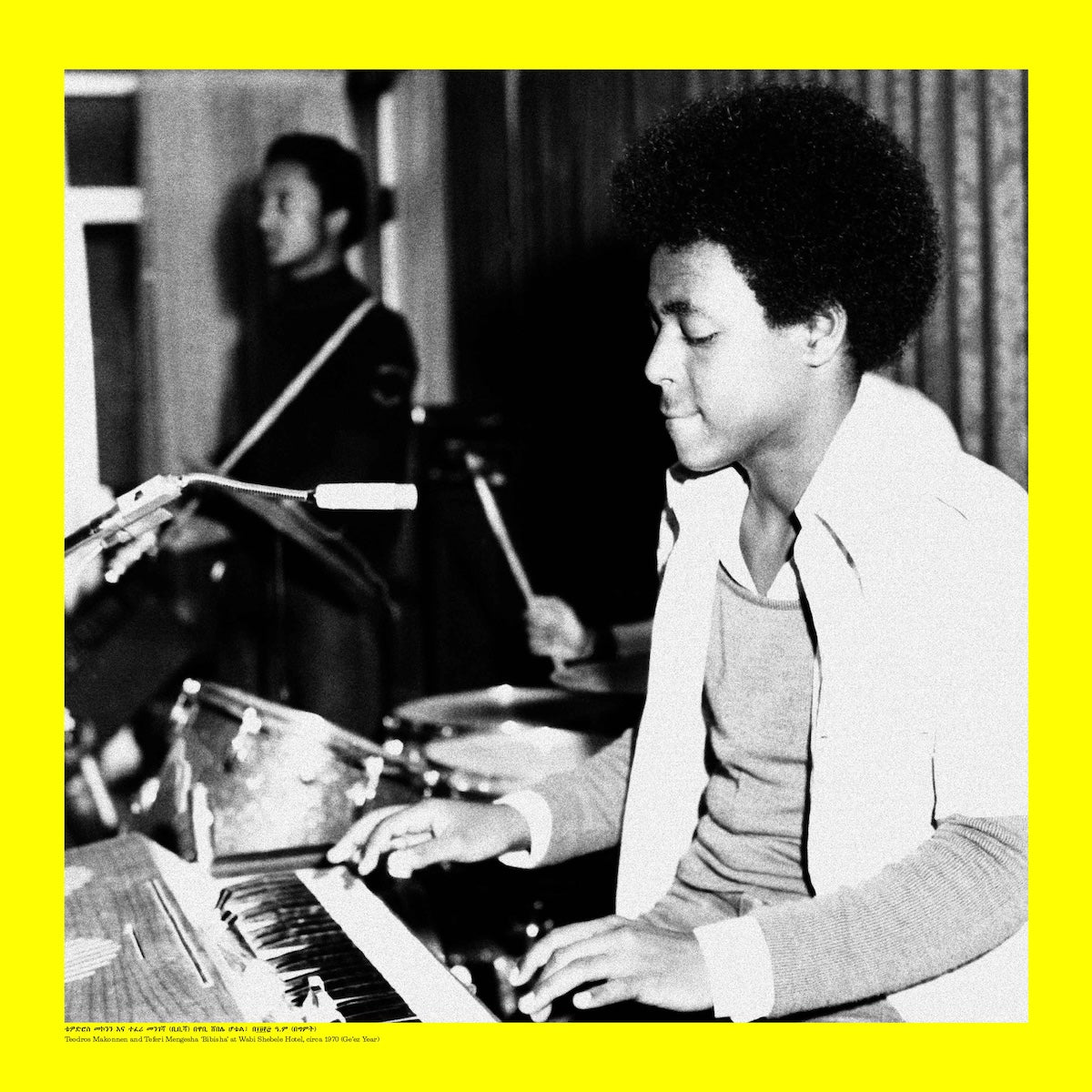 Insert interior del vinilo Teodros Makonnen – Teodros Makonnen With His Organ con foto del músico al teclado.