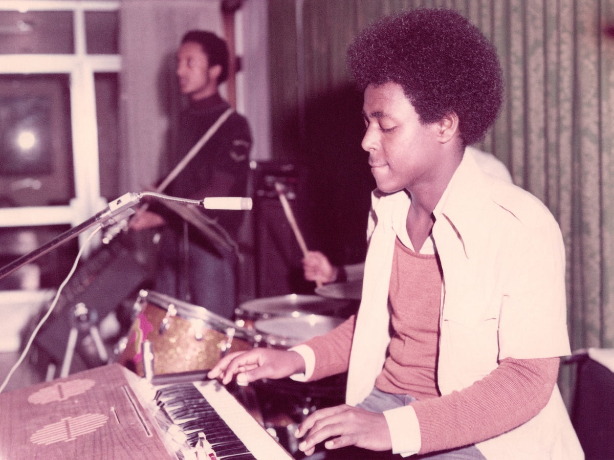 Foto de prensa del vinilo Teodros Makonnen – Teodros Makonnen With His Organ, con el artista tocando el teclado.
