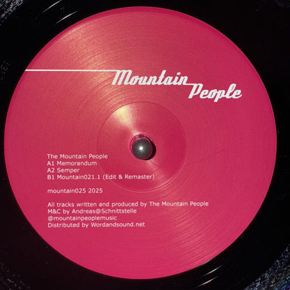 Vinilo 12" The Mountain People – Memorandum en sello Mountain People con etiqueta roja lado A, lista de pistas Memorandum, Semper y Mountain021.1 edit, créditos y catálogo mountain025.