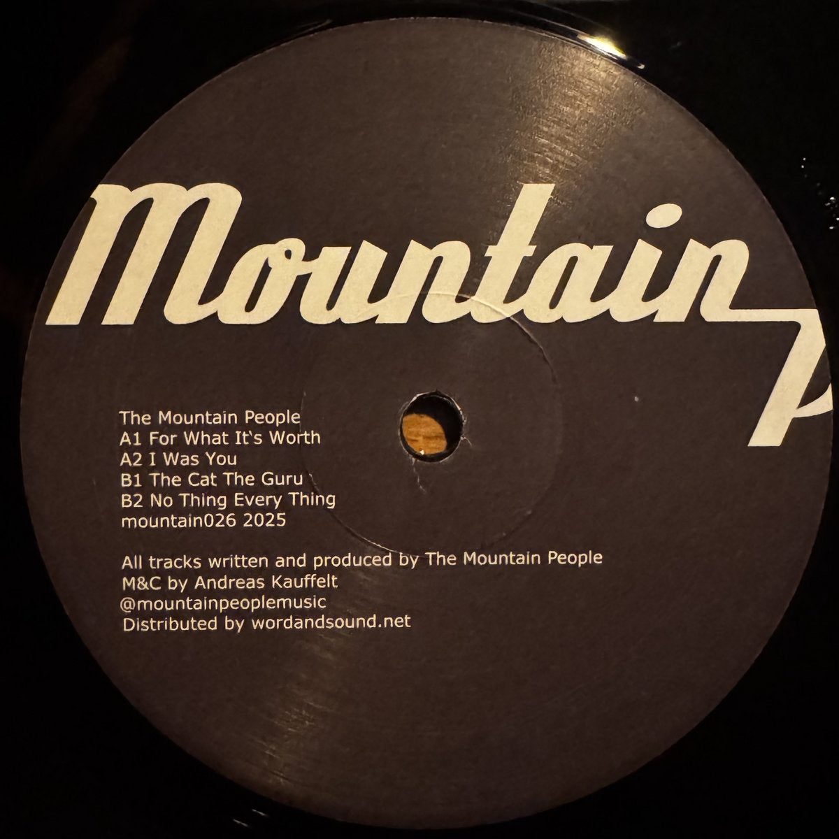 Lado A del vinilo The Mountain People – The Cat The Guru 12" en sello Mountain People, etiqueta marrón con logo Mountain y tracklist A1 For What It’s Worth, A2 I Was You, B1 The Cat The Guru, B2 No Thing Every Thing, créditos y catálogo mountain026 2025.