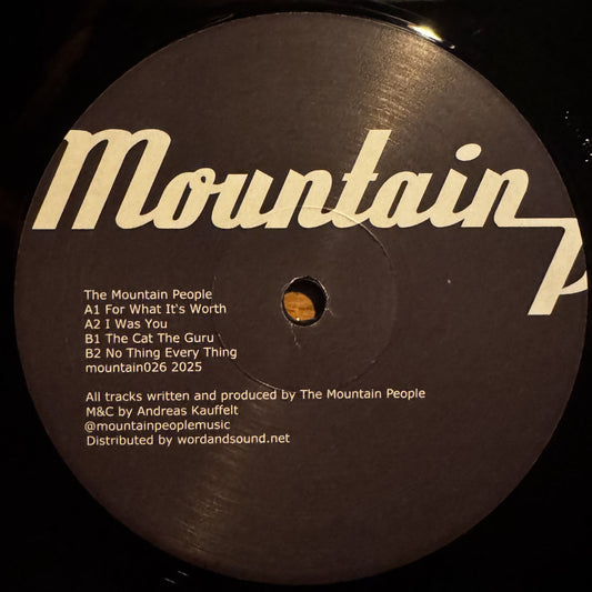 Lado A del vinilo The Mountain People – The Cat The Guru 12" en sello Mountain People, etiqueta marrón con logo Mountain y tracklist A1 For What It’s Worth, A2 I Was You, B1 The Cat The Guru, B2 No Thing Every Thing, créditos y catálogo mountain026 2025.