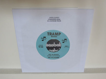 Funda blanca del vinilo The Villagers – Yes I'm Ready de Tramp Records, mostrando el disco parcialmente insertado y el texto “Unreleased Lowrider Soul b/w Garage Rock” en la parte superior.