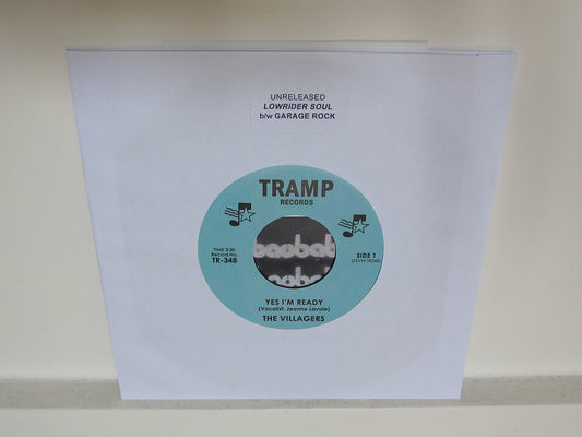 Funda blanca del vinilo The Villagers – Yes I'm Ready de Tramp Records, mostrando el disco parcialmente insertado y el texto “Unreleased Lowrider Soul b/w Garage Rock” en la parte superior.