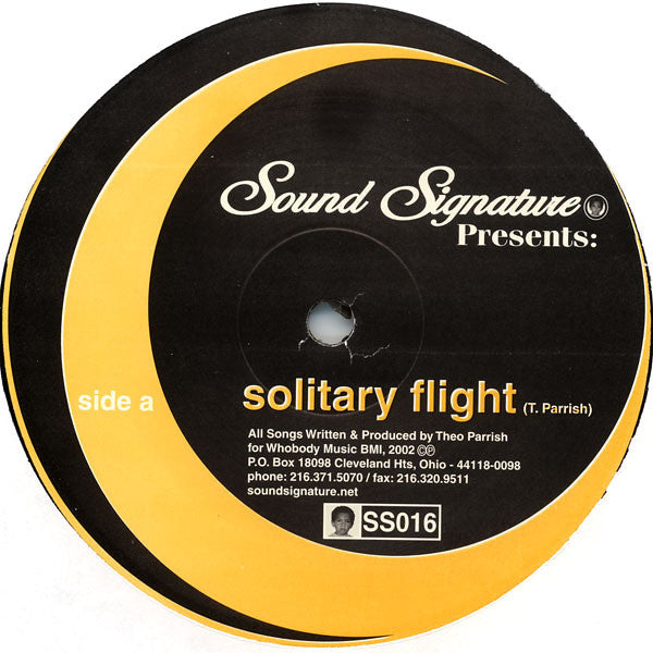 Lado A del vinilo Theo Parrish – Solitary Flight 12" en Sound Signature, etiqueta negra con luna dorada, “Solitary Flight”, créditos y código SS016 visibles.