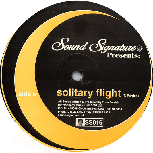 Lado A del vinilo Theo Parrish – Solitary Flight 12" en Sound Signature, etiqueta negra con luna dorada, “Solitary Flight”, créditos y código SS016 visibles.