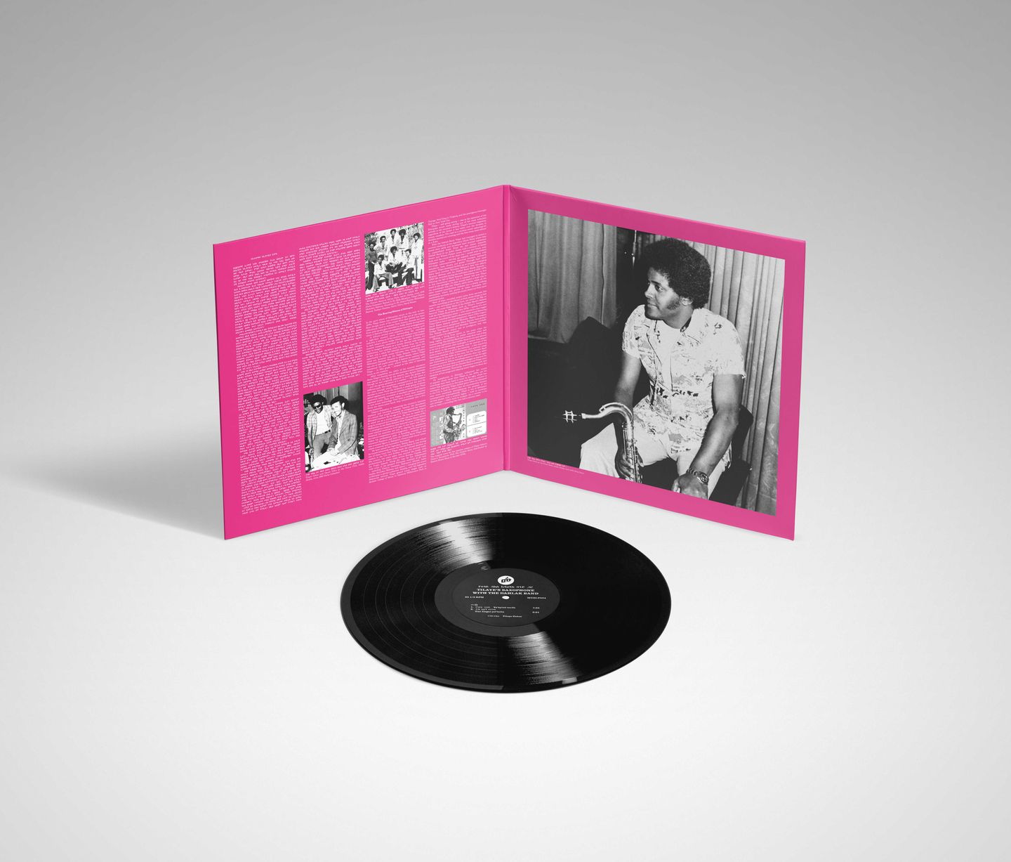 Insert interior del vinilo Tilaye Gebre – Tilaye's Saxophone With The Dahlak Band con fotos en blanco y negro y texto extenso.