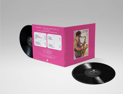 Contraportada del vinilo Tilaye Gebre – Tilaye's Saxophone With The Dahlak Band con tracklist, créditos y arte sobre fondo rosa.