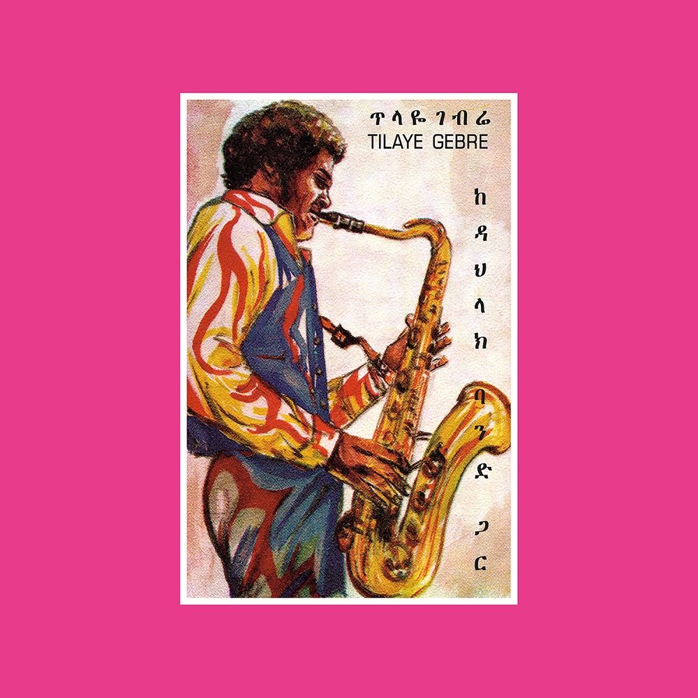 Portada del vinilo Tilaye Gebre – Tilaye's Saxophone With The Dahlak Band con ilustración de saxofonista y fondo rosa vibrante.