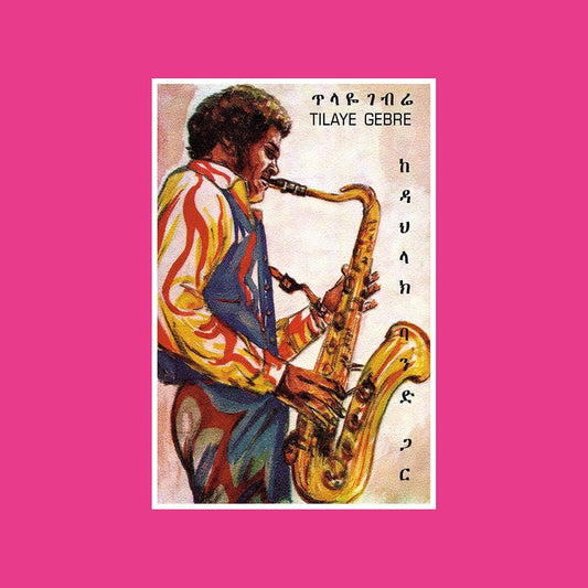 Portada del vinilo Tilaye Gebre – Tilaye's Saxophone With The Dahlak Band con ilustración de saxofonista y fondo rosa vibrante.