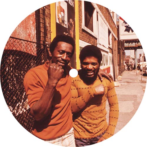 Fotografía del lado B del vinilo Together Band / The Firebolts – Supafunkanova Vol. 3 de Z Records, mostrando a dos hombres sonrientes en la calle con aire setentero, estilo soul-funk clásico.