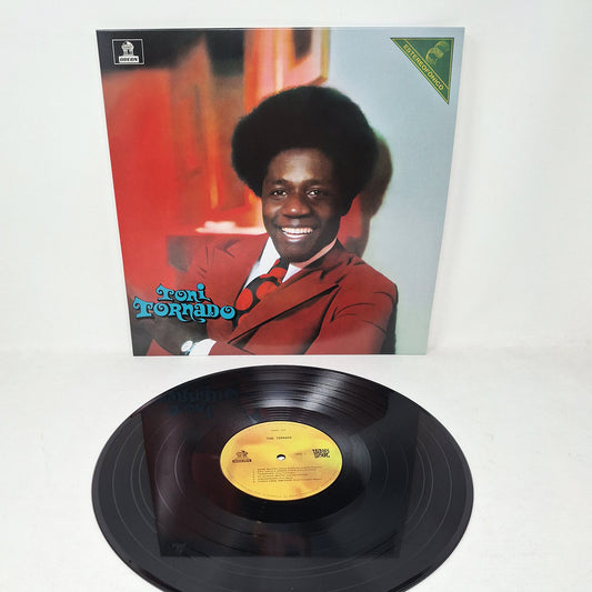Vinilo Toni Tornado – Toni Tornado de Vampi Soul, fotografiado fuera de su funda junto a la portada.