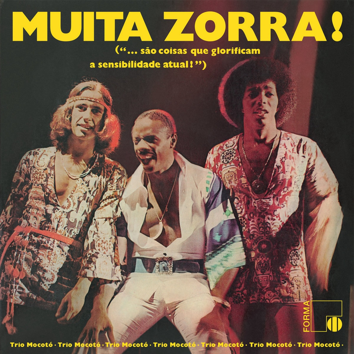 Portada del vinilo Trio Mocotó – Muita Zorra!, con el trío retratado y título amarillo sobre fondo oscuro.