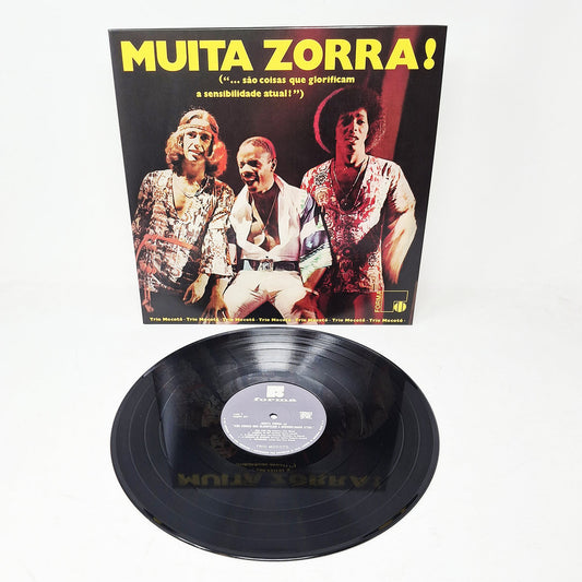 Vinilo Trio Mocotó – Muita Zorra! en color negro, junto a la portada, con etiqueta central Forma visible.