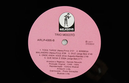 Lado B del vinilo Trio Mocotó – Trio Mocotó: etiqueta rosa Arlequim con cinco pistas, créditos y catálogo ARLP-4005-B.