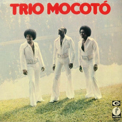 Portada del vinilo Trio Mocotó – Trio Mocotó, con los tres integrantes de blanco junto al agua y el nombre en rojo.