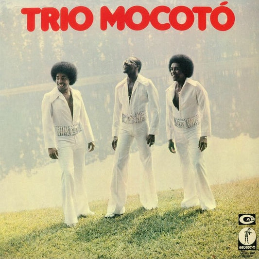 Portada del vinilo Trio Mocotó – Trio Mocotó, con los tres integrantes de blanco junto al agua y el nombre en rojo.