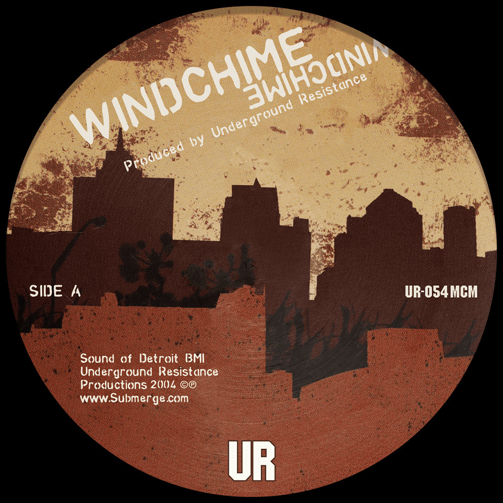 Lado A del vinilo Underground Resistance – Windchime 12" reedición, etiqueta marrón con skyline urbano, logo UR, catálogo UR-054 MCM y créditos Submerge visibles.