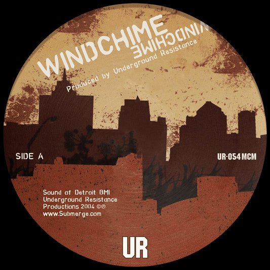Lado A del vinilo Underground Resistance – Windchime 12" reedición, etiqueta marrón con skyline urbano, logo UR, catálogo UR-054 MCM y créditos Submerge visibles.