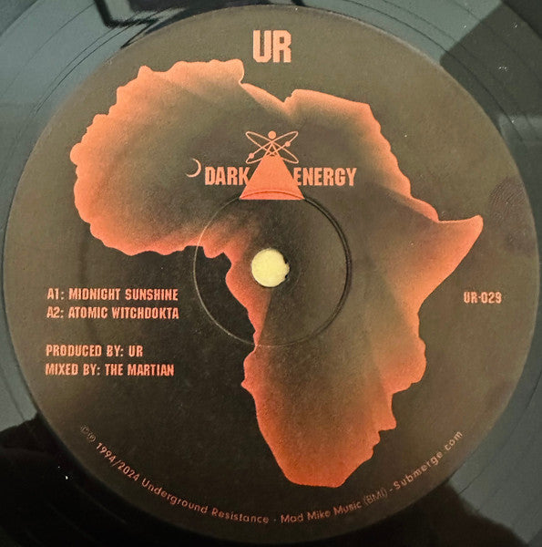 Lado A del vinilo UR – Dark Energy, etiqueta con África, pistas A1/A2, créditos y catálogo UR-029.