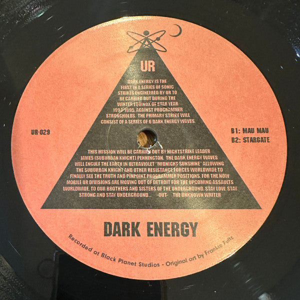 Lado B del vinilo UR – Dark Energy, etiqueta naranja con pistas B1/B2, catálogo UR-029 y texto de misión.