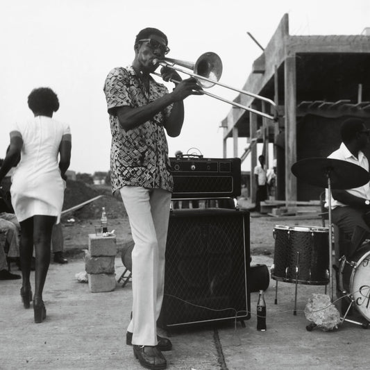 Portada del vinilo Varios Artistas – Ghana Special Highlife (Modern Highlife, Afro-Sounds, Ghanaian Blues 1967-76), LP compilación Soundway, con foto en blanco y negro de músico tocando trombón en la calle.