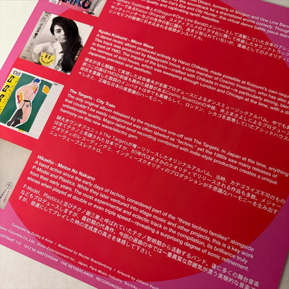 Segunda parte del insert del vinilo Varios Artistas – Techno Kayō Vol. 1 Japanese Techno Pop 1981-1989 con textos, fotos y créditos del lanzamiento Rush Hour.