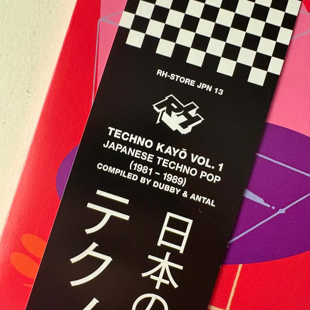 Primer plano del obistrip negro del vinilo Varios Artistas – Techno Kayō Vol. 1 Japanese Techno Pop 1981-1989 con logo de Rush Hour y datos del 2xLP.