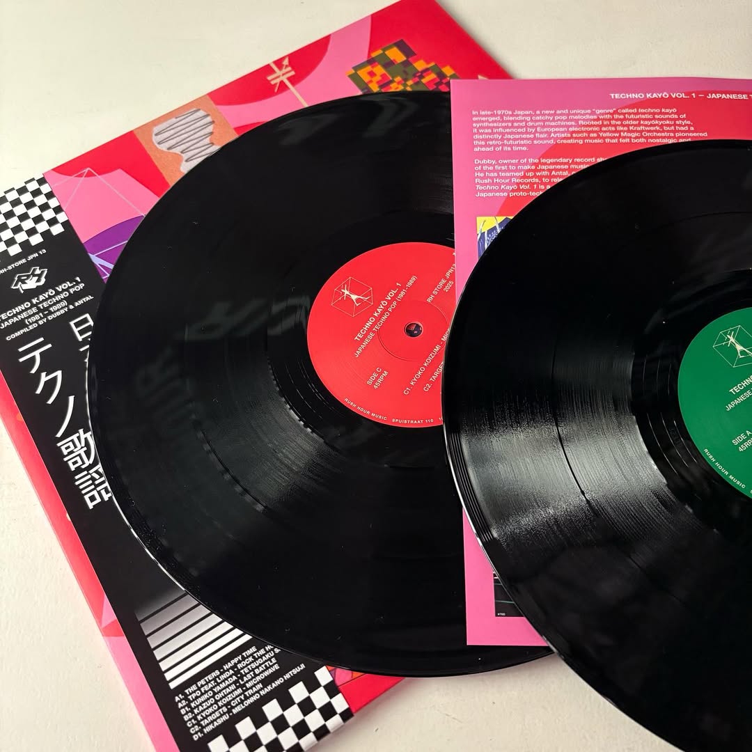 Los dos vinilos del 2xLP Varios Artistas – Techno Kayō Vol. 1 Japanese Techno Pop 1981-1989 con etiquetas roja y verde sobre la funda de Rush Hour.