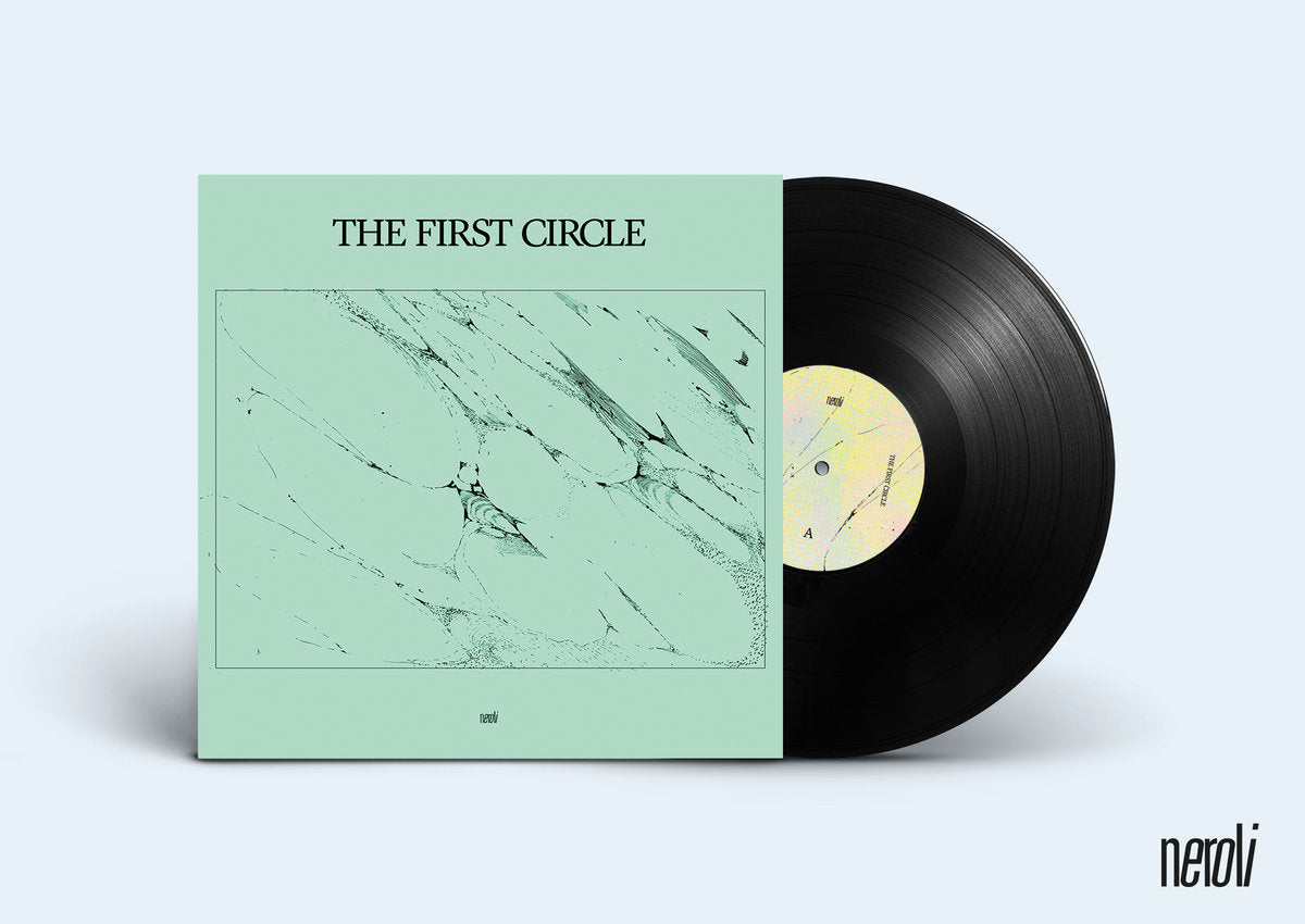 Lado A del vinilo Varios Artistas – The First Circle, etiqueta central amarilla con logo Neroli y marca A visible, disco 12" compilación reimpresión parcialmente fuera de la funda.