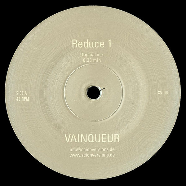 Lado A del vinilo Vainqueur – Reductions 1995-1997 con etiqueta beige, Reduce 1 original mix 8:33, 45 RPM y catálogo SV 09 de Scion Versions.