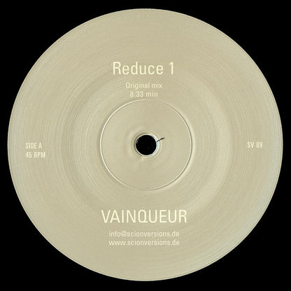 Lado A del vinilo Vainqueur – Reductions 1995-1997 con etiqueta beige, Reduce 1 original mix 8:33, 45 RPM y catálogo SV 09 de Scion Versions.