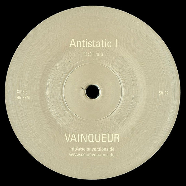 Lado E del vinilo Vainqueur – Reductions 1995-1997 con Antistatic I 11:31, 45 RPM, etiqueta sobria y datos de contacto de Scion Versions.