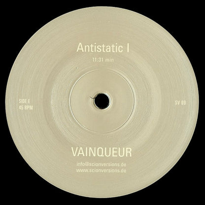 Lado E del vinilo Vainqueur – Reductions 1995-1997 con Antistatic I 11:31, 45 RPM, etiqueta sobria y datos de contacto de Scion Versions.