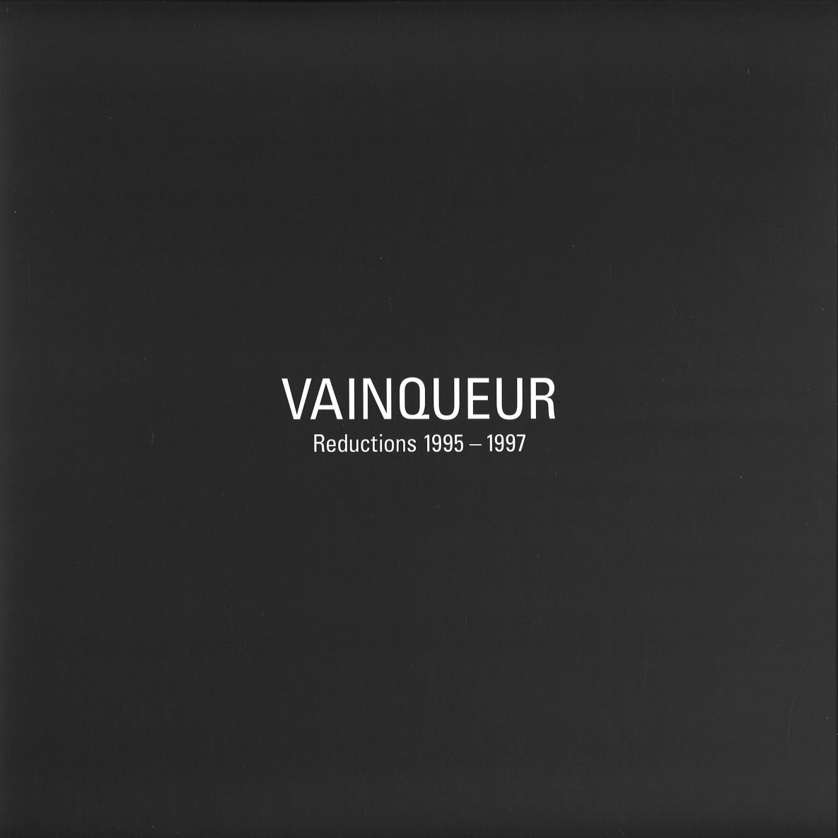 Portada del vinilo Vainqueur – Reductions 1995-1997, diseño minimalista en negro con tipografía blanca centrada, compilación 3x12" de Scion Versions.