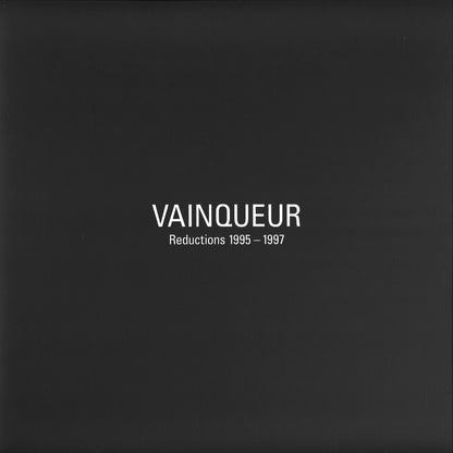 Portada del vinilo Vainqueur – Reductions 1995-1997, diseño minimalista en negro con tipografía blanca centrada, compilación 3x12" de Scion Versions.
