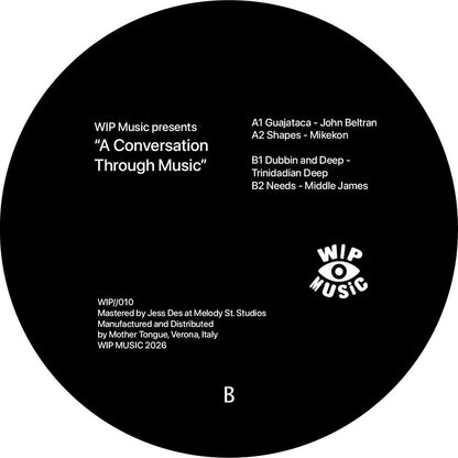 Lado B del vinilo 12" Varios Artistas – A Conversation Through Music con tracklist, créditos y logo WIP Music visible.