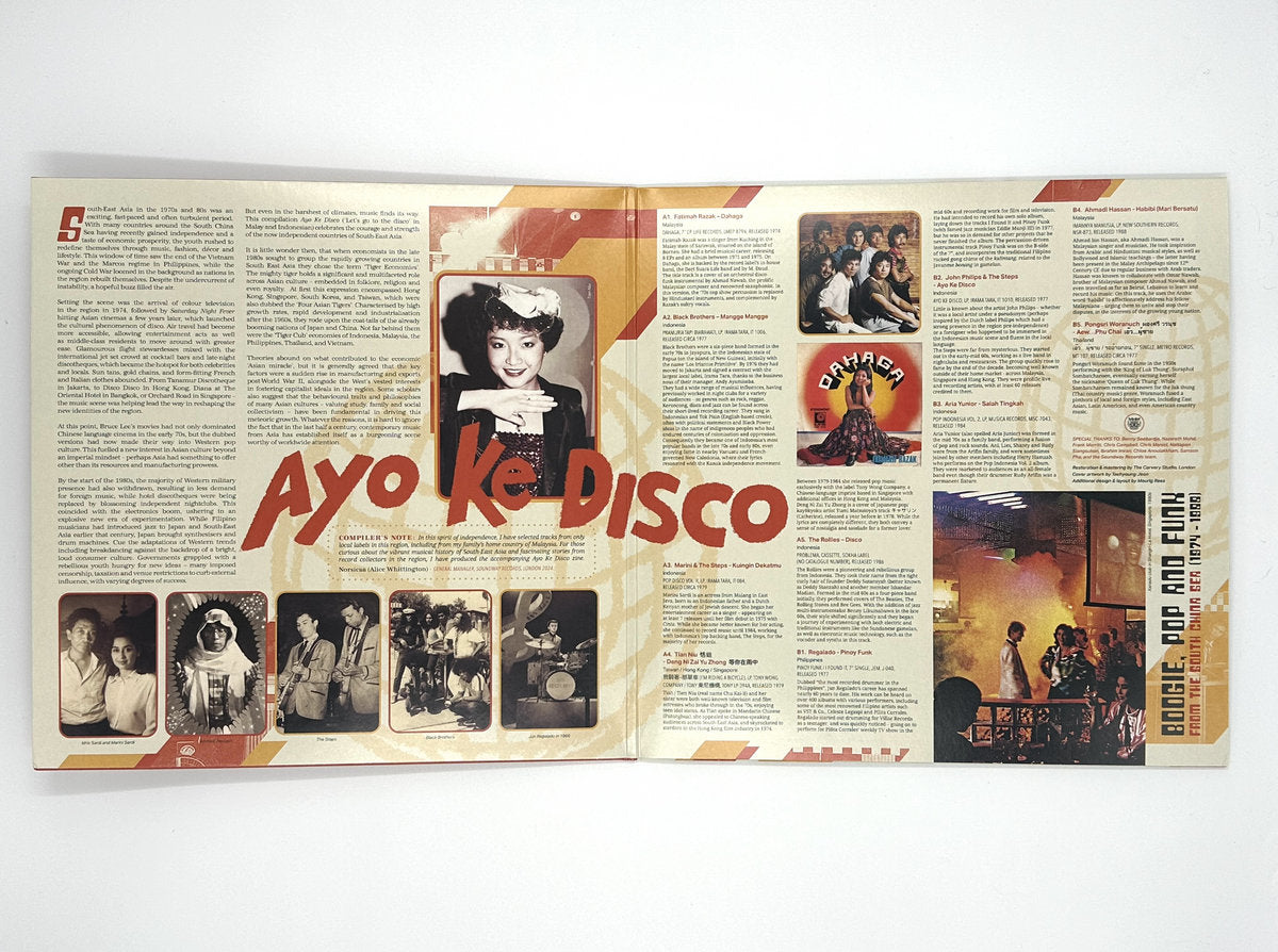 Interior gatefold del vinilo Varios Artistas – Ayo Ke Disco: Boogie, Pop & Funk From The South China Sea (1974-88), edición Soundway LP compilación con notas de archivo, fotos de artistas y reseñas musicales.