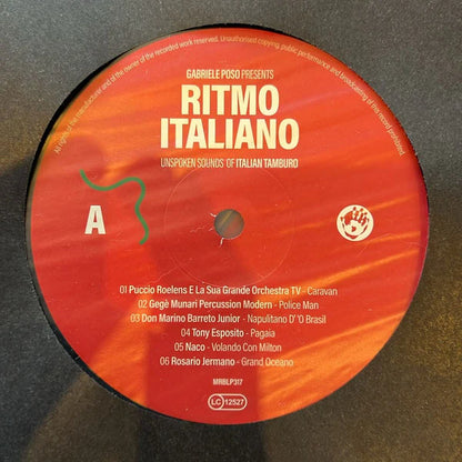 Etiqueta central del lado A del vinilo Gabriele Poso – Ritmo Italiano (Unspoken Sounds Of Italian Tamburo), con fondo rojo, catálogo MRBLP317 y seis pistas visibles.