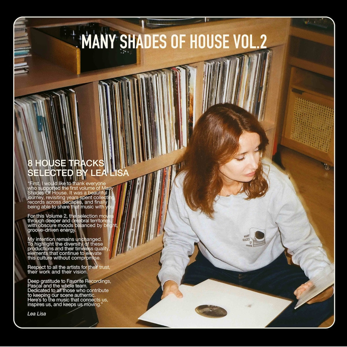 Gatefold 2 del vinilo Varios Artistas – Many Shades Of House (Selected By Lea Lisa) Vol.2, Lea Lisa frente a su colección.