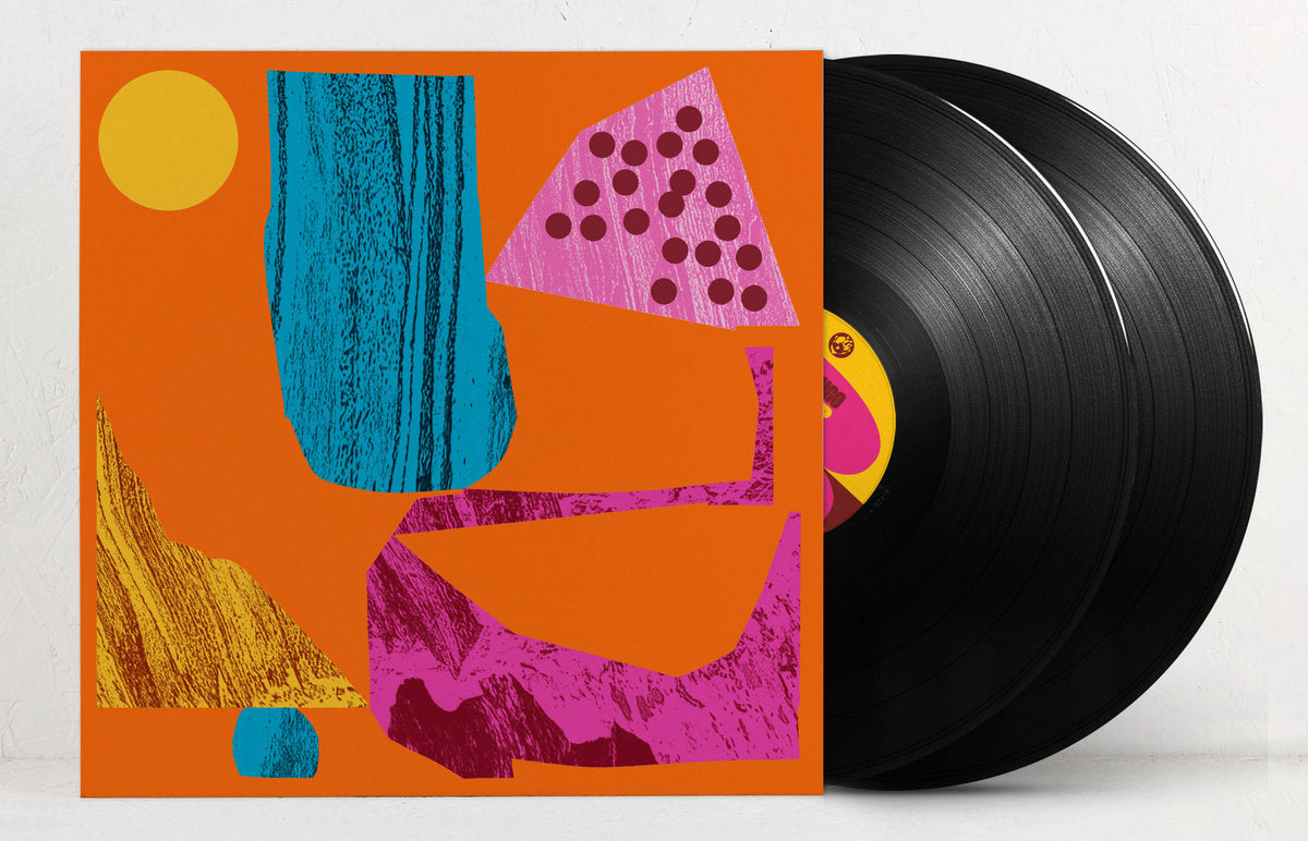 Funda del vinilo Varios Artistas – Mr Bongo Record Club Vol. 8 junto a dos discos negros sobre fondo blanco.