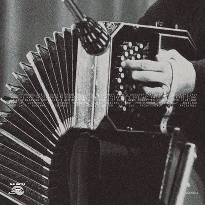 Contraportada del vinilo Varios Artistas – Música Para Boliche Vol. II, foto en blanco y negro de un bandoneón.