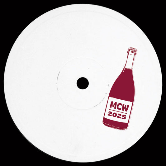 Etiqueta central del lado B del vinilo Varios Artistas – RNT In The D, con ilustración de botella y siglas MCW 2025 en tinta burdeos.