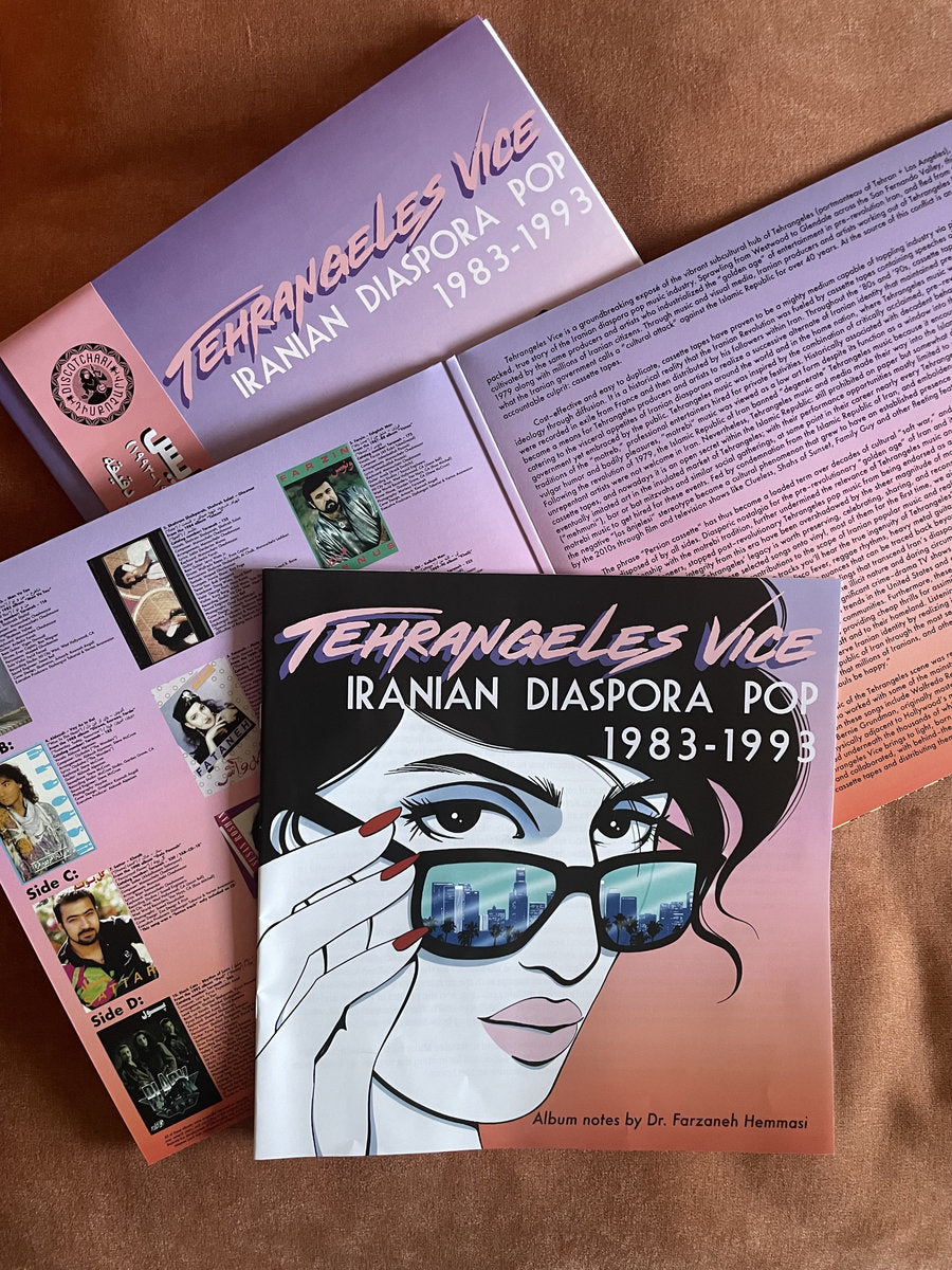 Gatefold interior de vinilo Varios Artistas – Tehrangeles Vice (Iranian Diaspora Pop 1983-1993), libreto abierto con fotos, textos y arte gráfico ochentero.