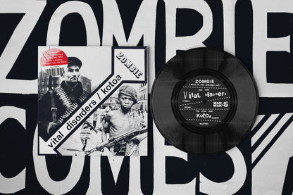 Vinilo Vital Disorders & Kotoa – Zombie en 7 pulgadas con portada y etiqueta frontal visibles, incluyendo créditos de ambas caras y el sello Wah Wah 45s sobre un fondo tipográfico en alto contraste.